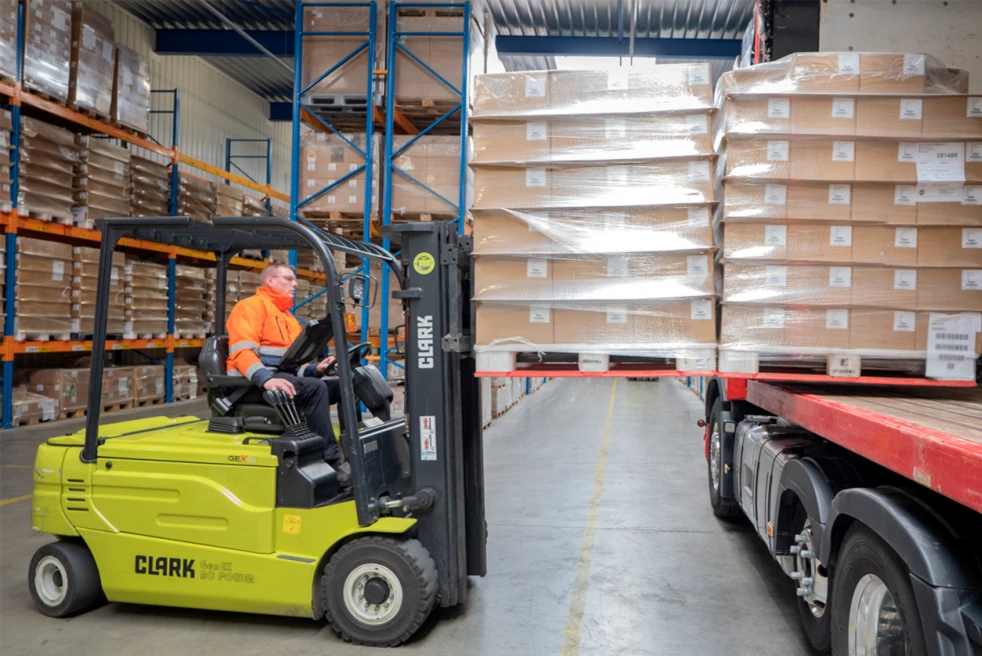 Depoda forkliftle paletli ürünlerin kamyona yüklenmesi